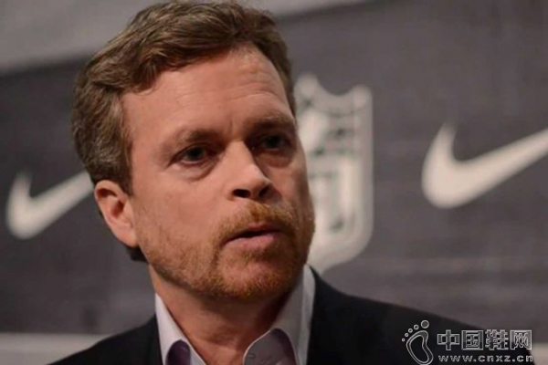 Mark Parker ��Ӧ Louis Vuitton ���ӳ�Ϯ Nike Ь����ƵĻ���