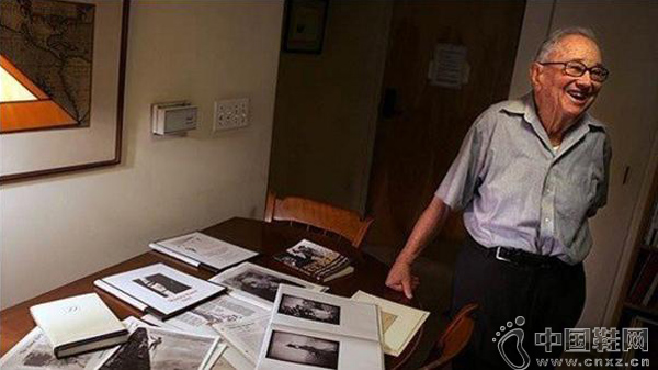 1996��Glen Dawson����������ǰ�������ϰڷ�����д���飬��һЩ���ĵ�ɽ���ϡ�