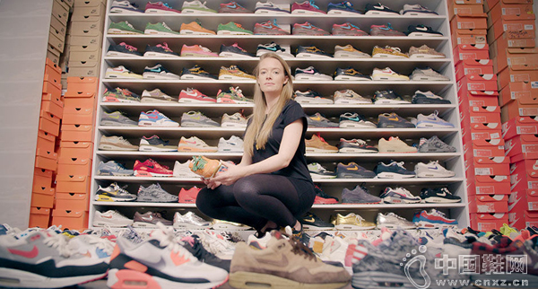 ������ķ˹�ص��� Chanica������ӵ�еĴ�Լ 500 ˫��Ь�� 300 ��˫�� Air Max����