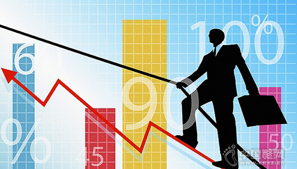 �������������ô󻷾�ƣ��������£����ز����⣬�ܶ��˶�Ʒ�ƹ�˾����2012����������»�������ƥ��һ�������»�37%��361�»�11%�������»�24%����̤�»�14.6%�����գ����˶�Ʒ��½��������15��ҵ�����棬���в��ѷ��֣��й��˶�Ʒ�Ƶ������ƺ��������ˡ�