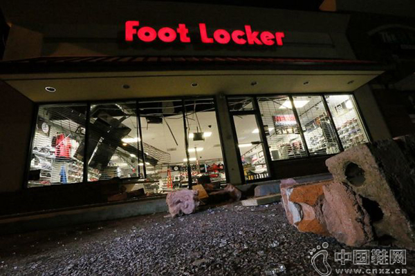 һ��������Ʒ�����̵��ŵ걻������������Ь�Ŀ���Ь�����ҡ�