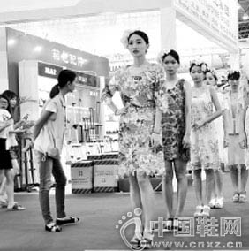 2015��Ӳ��ᣬ��ݸ�а�ǿЬ��������޹�˾չλ�ֳ�