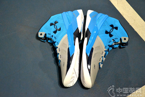 ������ΪCurry 2��ȫ�µġ�Electric Blue����ɫ