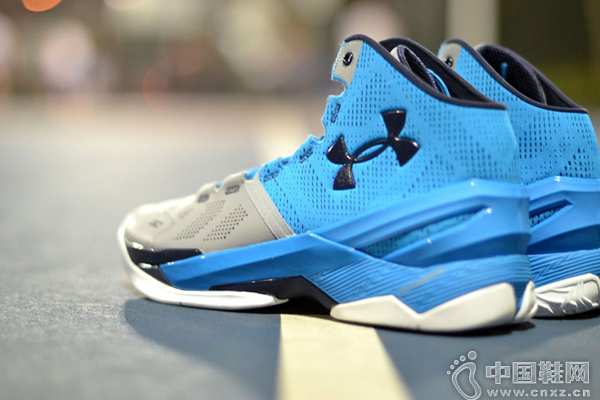 ������ΪCurry 2��ȫ�µġ�Electric Blue����ɫ