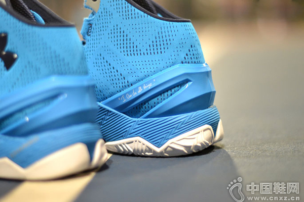 ������ΪCurry 2��ȫ�µġ�Electric Blue����ɫ