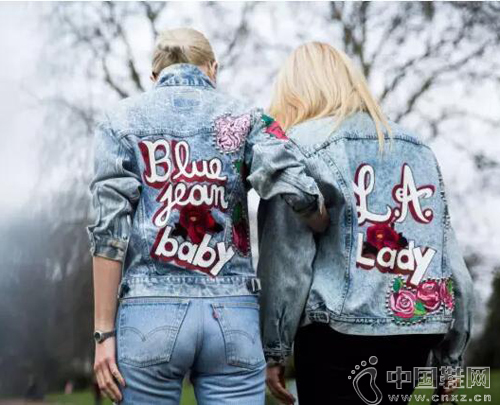 ����˫��ԡ��Ĺ��۽���