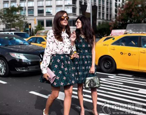 ����˫��ԡ��Ĺ��۽���