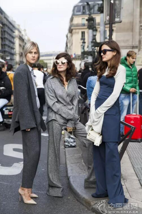 ����˫��ԡ��Ĺ��۽���