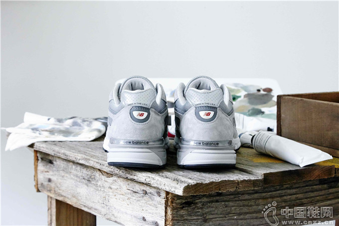 New Balance �ٴ��������Ƴ�ȫ��Ь�� 990V4