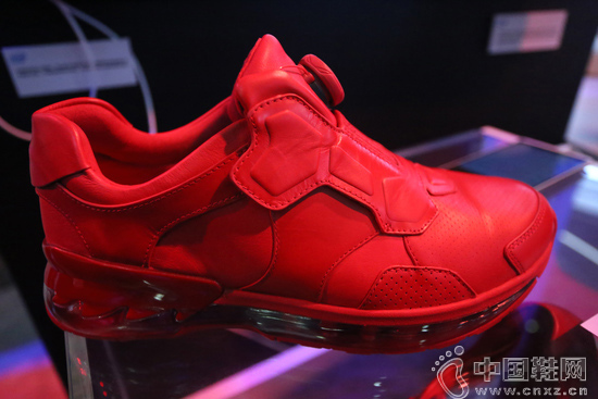 ����չʾ��һ�������˶�Ь