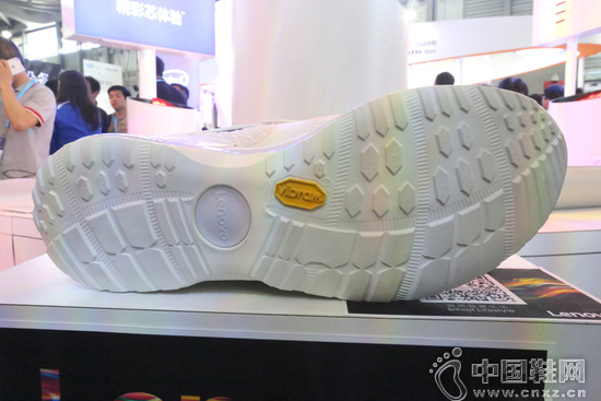 ����չʾ��һ�������˶�Ь