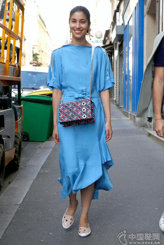 ������µ���ɫĪ������һĨ�ٴ����ˬ��