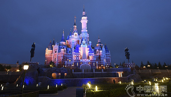 ����ͯװ ���ϴ�˹�ѵ꿪ȥ�˵�ʿ��С��