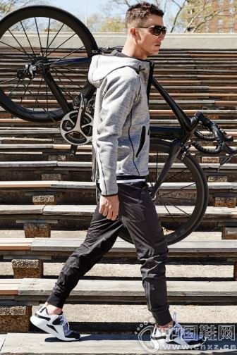 Jeremy Santucci ΪƷ��������ײ������ؼ�