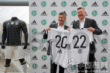 Adidas AG ���ϴ�˹������ϯִ�й�Herbert Hainer �͵¹���ЭDFB ��ϯReinhard Grindel �ڰ������Լ��������
