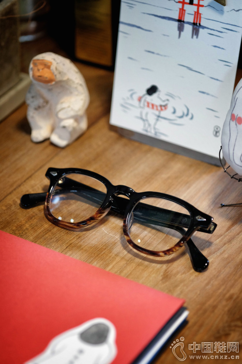 TVR 504 Celluloid �۾���ɫ�ϼ�