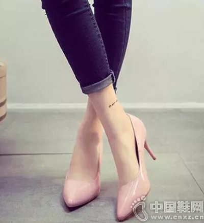 Լ��ر��ķ�ɫ��ͷ�߸�Ь