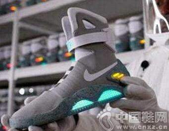 �ձ������Զ�ϵЬ��������Ь