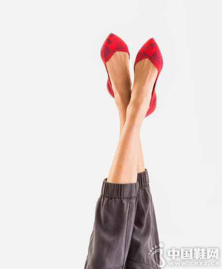 ��һ��˾������ƿ������Ь