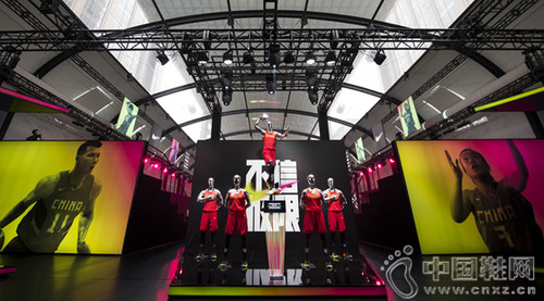 �Ϳ�Я���й�������Ů����������