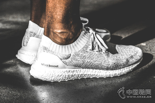 ���ϵ���˫Ь����ǿ����1Сʱ��11,000˫��