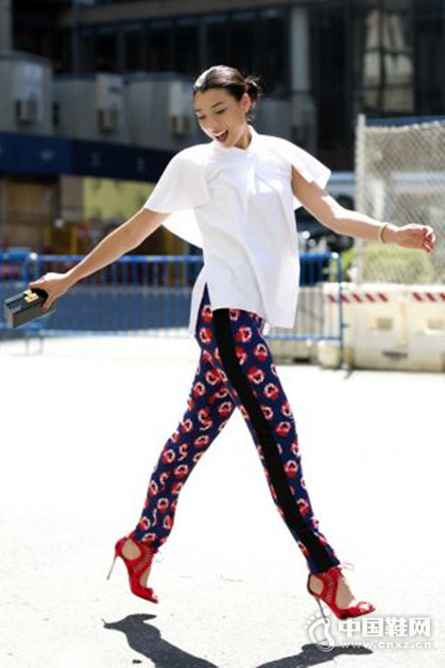 ר����ɫ��Ь��ʱ��Ů���ر���Ʒ