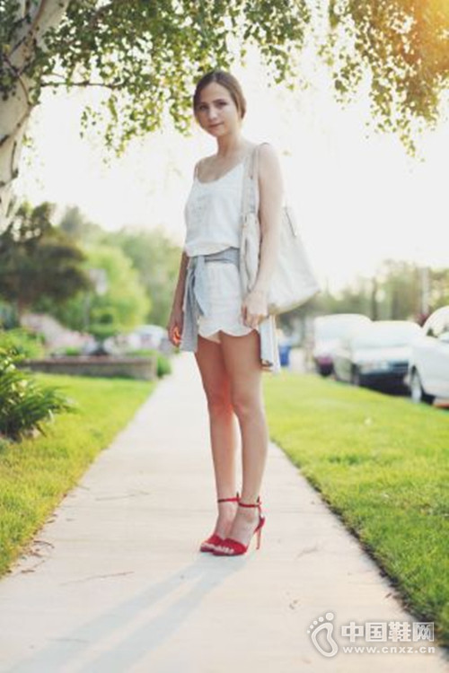 ר����ɫ��Ь��ʱ��Ů���ر���Ʒ