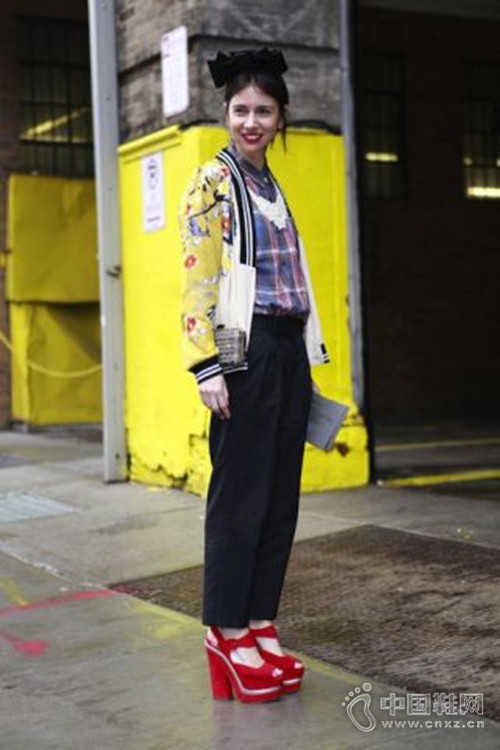 ר����ɫ��Ь��ʱ��Ů���ر���Ʒ