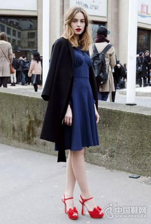 ר����ɫ��Ь��ʱ��Ů���ر���Ʒ