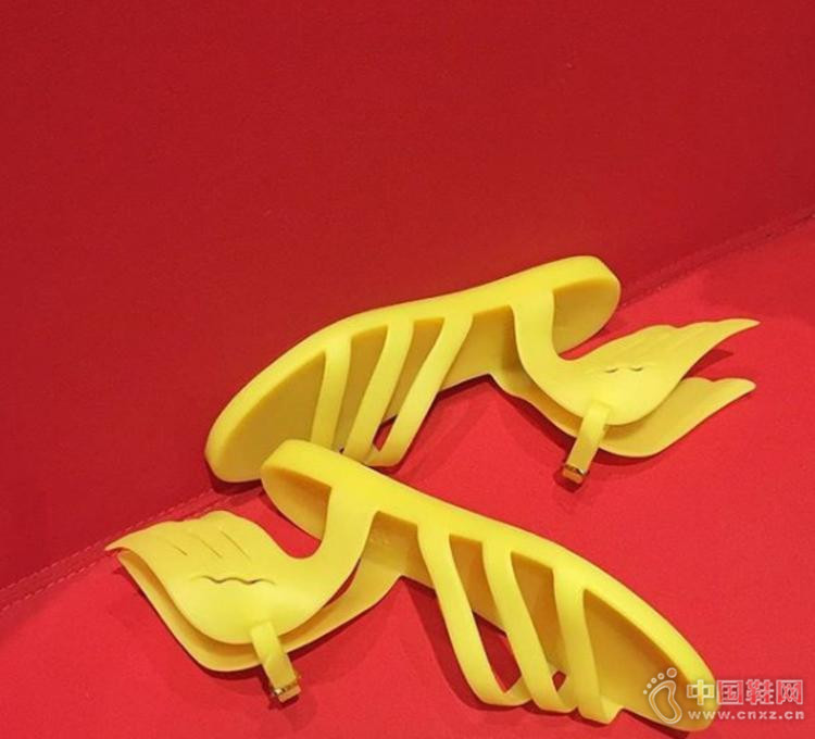 ���Ƴ��� IKARIA ����Ь