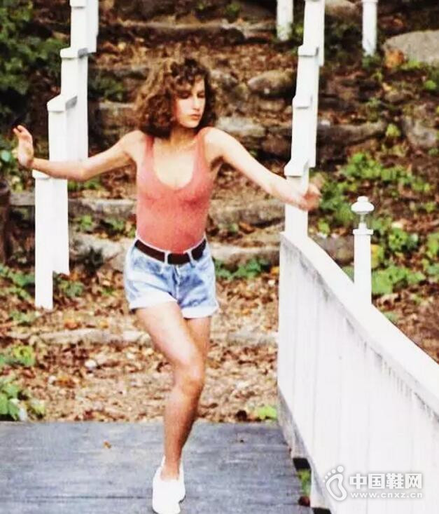 Jennifer Grey �� 1980 �����Ӱ Dirty Dancing �д��Ű�ɫ Keds ��������