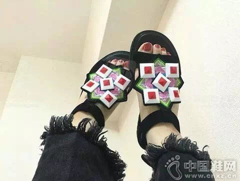 ���ϻ���Ӧ����Ь