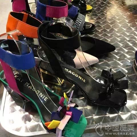 ���ϻ���Ӧ����Ь