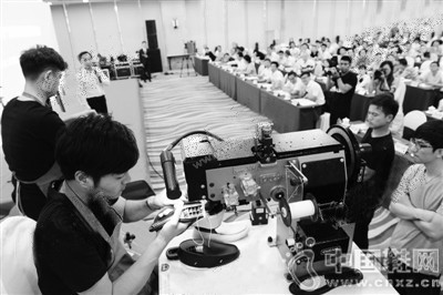 �����ڻ᳡չʾ����Ь����ʽ������