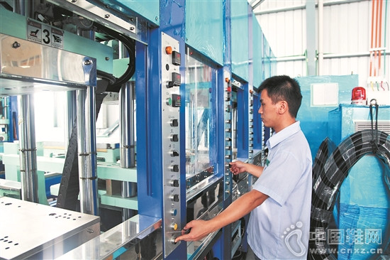 Ա�����ڶ���װ��ɵ�ȫ�Զ�EVA������ݳ��ͻ����е���