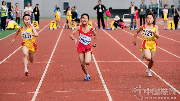 ��ѧ������Сѧ���˶�Ь���Ǳʺ�������