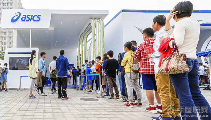 ���򰮺����ǲι�ASICS��ɪʿ����չ̨