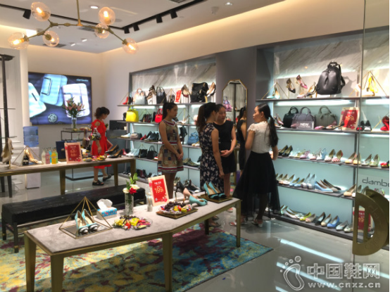 ���ݵ���ūƷ��Ь��ȫ������꿪ҵ