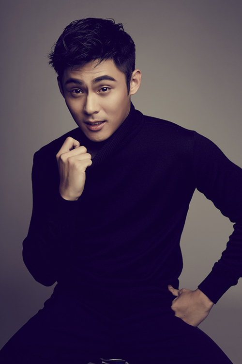 �������й�Ь��-����ͼ�⡿���գ���Ա���ȵ�һ��д���Ƭ����·��һ���ع�������ת������Ƭ�У�����һ����ɫë��+����Ĵ���look������üĿ���䣬�����Ц���º����ŵ����ʽ���ɫ����Ӳǡ�����ڻ�Ϊ����ů�⣬��ů���