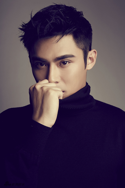 �������й�Ь��-����ͼ�⡿���գ���Ա���ȵ�һ��д���Ƭ����·��һ���ع�������ת������Ƭ�У�����һ����ɫë��+����Ĵ���look������üĿ���䣬�����Ц���º����ŵ����ʽ���ɫ����Ӳǡ�����ڻ�Ϊ����ů�⣬��ů���