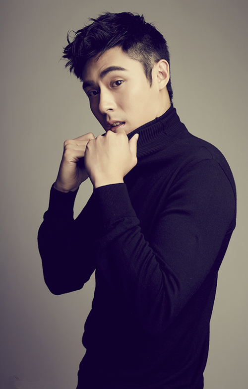 �������й�Ь��-����ͼ�⡿���գ���Ա���ȵ�һ��д���Ƭ����·��һ���ع�������ת������Ƭ�У�����һ����ɫë��+����Ĵ���look������üĿ���䣬�����Ц���º����ŵ����ʽ���ɫ����Ӳǡ�����ڻ�Ϊ����ů�⣬��ů���