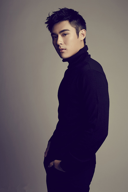 �������й�Ь��-����ͼ�⡿���գ���Ա���ȵ�һ��д���Ƭ����·��һ���ع�������ת������Ƭ�У�����һ����ɫë��+����Ĵ���look������üĿ���䣬�����Ц���º����ŵ����ʽ���ɫ����Ӳǡ�����ڻ�Ϊ����ů�⣬��ů���