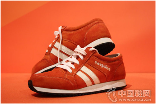 EasyJet(�׽ݺ���)Ϊ·����Ƶ�Sneakairs�����˶�Ь