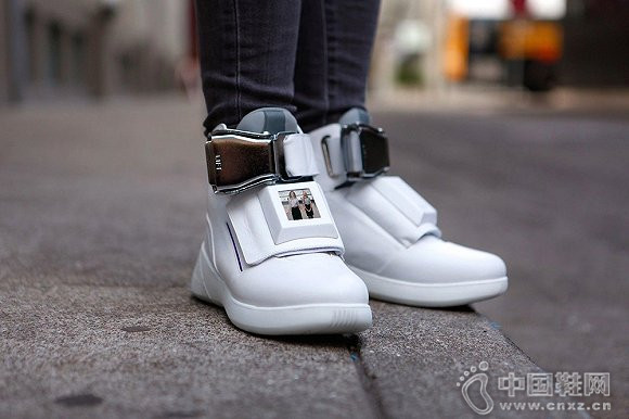 ά�亽�����ͷ�Ȳռ���Ь��