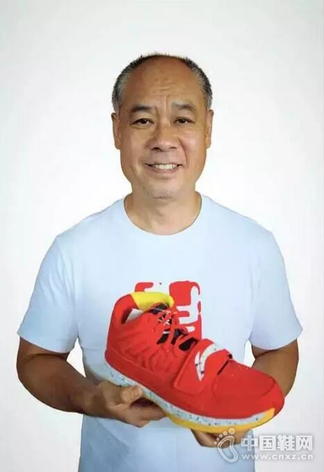 Ϊ�����գ�����������ѡ��һ˫��Τ��֮����������Ь