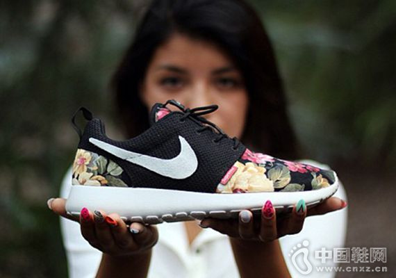 ϲ�����˶�������Ь��Ů��