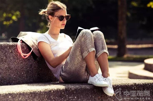 ϲ����ѧ����ʽ�����ͼ�Ь�ӵ�Ů��