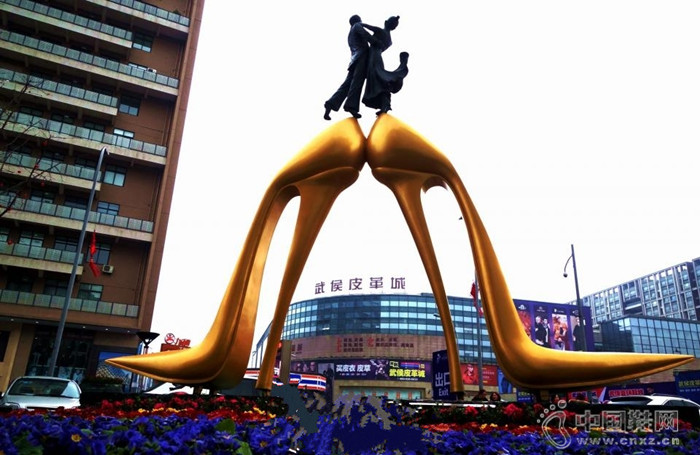 �й�ŮЬ֮��