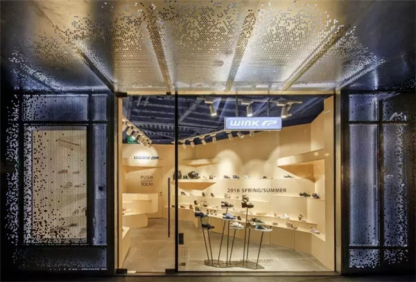 �������ڷ�����¥�ġ�Ͽ�ȡ�����һ��Ь��