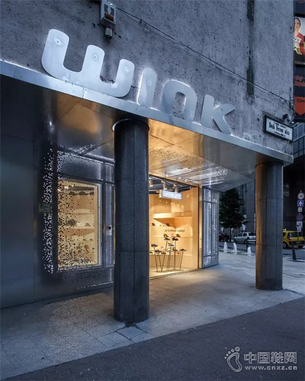 �������ڷ�����¥�ġ�Ͽ�ȡ�����һ��Ь��